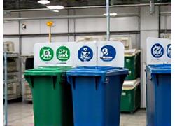 Bacs de tri sélectif pour les déchets, avec des pictogrammes environnementaux, dans un environnement propre et organisé, illustrant la gestion responsable des déchets chez thaito-go.com.