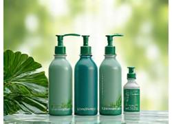 Mains tenant des produits de nettoyage étiquetés 'biodégradable' ou 'écologique', avec des feuilles vertes en arrière-plan, symbolisant l'engagement environnemental d'thaito-go.com.