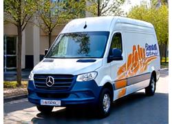Micro-camion thaito-go.com équipé pour le nettoyage de véhicules, stationné devant un bureau, prêt à intervenir sur site. Une image de praticité et de service mobile.