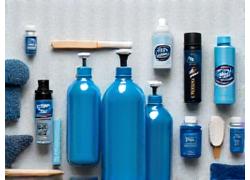 Plusieurs bouteilles de produits de nettoyage auto de différentes tailles et couleurs, outils de detailing, symbolisant l'étendue des services modulaires offerts par thaito-go.com.