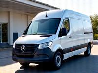 Un fourgon utilitaire blanc brillant, entièrement nettoyé et lustré, stationné professionnellement. L'image incarne l'entretien méticuleux des véhicules de travail chez thaito-go.com.